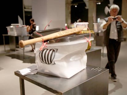 La obra de Franc Aleu en la exposición de urnas del 1-0 en el Arts Santa Mònica. 