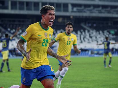 Robert Firmino comemora gol de empate da seleção brasileira.