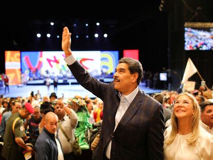 Nicolás Maduro con su esposa, Cilia Flores, durante el lanzamiento de un programa social, en Caracas, el 16 de febrero.