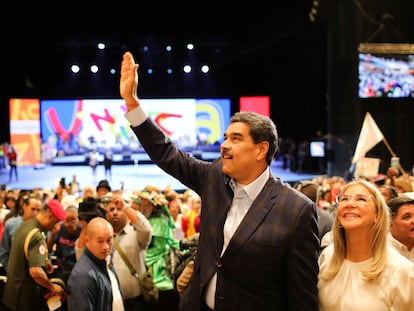 Nicolás Maduro con su esposa, Cilia Flores, durante el lanzamiento de un programa social, en Caracas, el 16 de febrero.