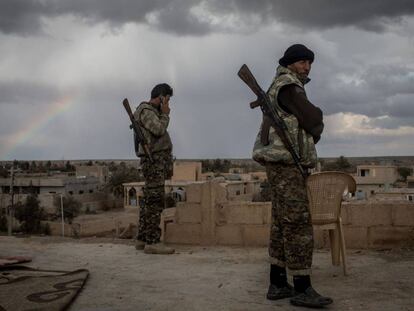 Milicianos de las SDF, este domingo en Bahguz. 