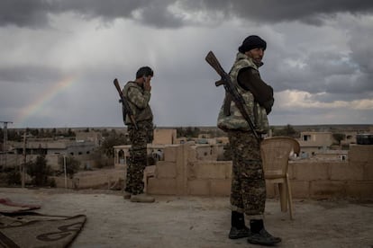 Milicianos de las SDF, este domingo en Bahguz. 