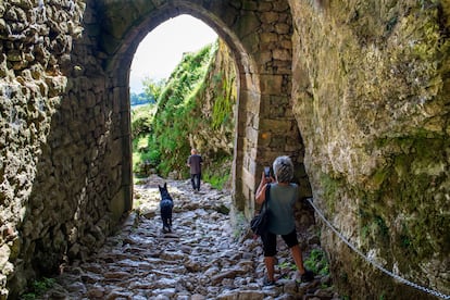 Hikers in the San Adrián tunnel (Gipuzkoa).