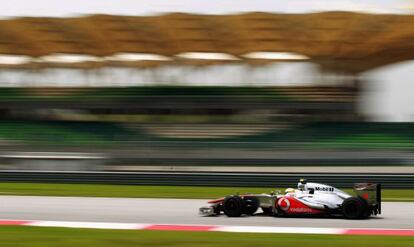 Hamilton, durante los entrenamientos en Sepang.