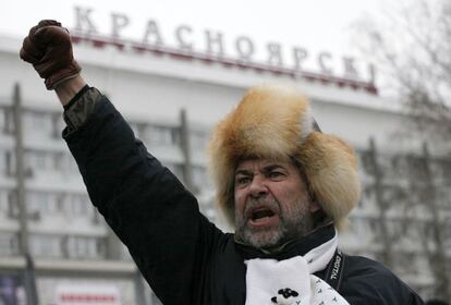 Una manifestante lanza consignas contra Putin durante una manifestación en la ciudad de Krasnoyarsk, Siberia, el 10 de diciembre.