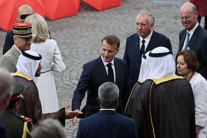 El presidente Macrón saluda a los invitados al desfile del 14 de julio en París.