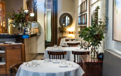 Vista de la sala de Vinoteca Moratín, en el barrio de las Letras, en Madrid.