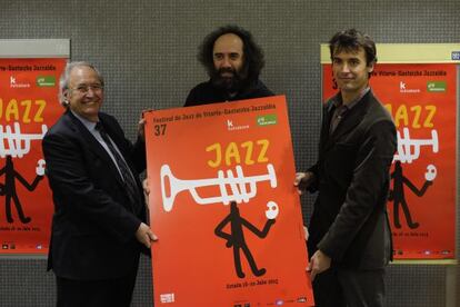 El presidente del Festival de Jazz de Vitoria, Iñaki Añúa, el dibujante Mikel Urmeneta, y el director del certamen, Alberto Ibarrondo.