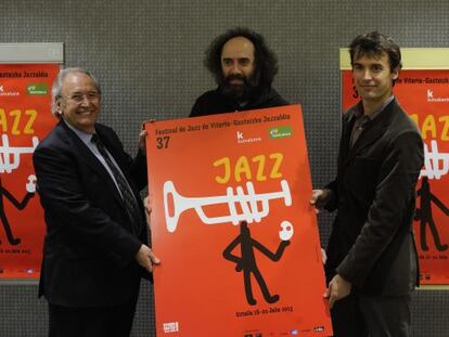 El presidente del Festival de Jazz de Vitoria, Iñaki Añúa, el dibujante Mikel Urmeneta, y el director del certamen, Alberto Ibarrondo.