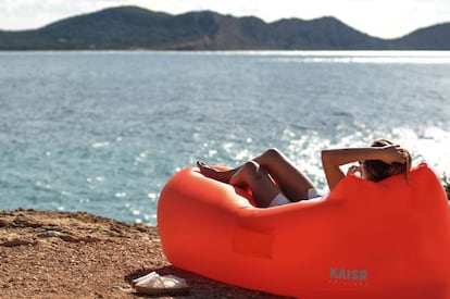 Cmoda, hinchable y de material resistente, esta tumbona porttil (estilo 'puff') permite descansar en cualquier lugar. Plegada ocupa poco en la mochila. Precio: 75 euros. www.indiegogo.com