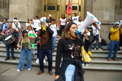 Trabajadores del Poder Judicial protestan frente a la Suprema Corte de Justicia de la Nación, el 28 de octubre en Ciudad de México.