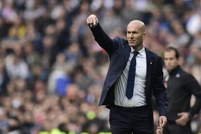 Zidane da indicaciones al equipo blanco.