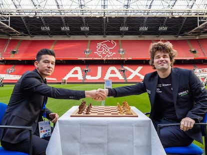 Abdusattórov y Carlsen posan el miércoles en el estadio del Ajax, en Ámsterdam