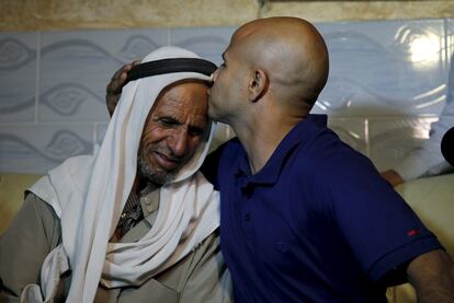 Uda Tarrabin besa a su padre, Suliman, tras regresar a casa después de haber estado preso 15 años en una cárcel egipcia, el 10 de diciembre de 2015.