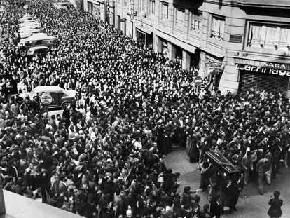 Entierro, en marzo de 1976, de los trabajadores muertos en Vitoria en un enfrentamiento con la policía.