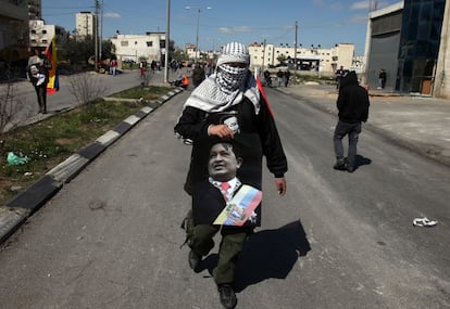 Un palestino con una camiseta de Chávez, en honor al presidente venezolano, en la ciudad de Ramala.