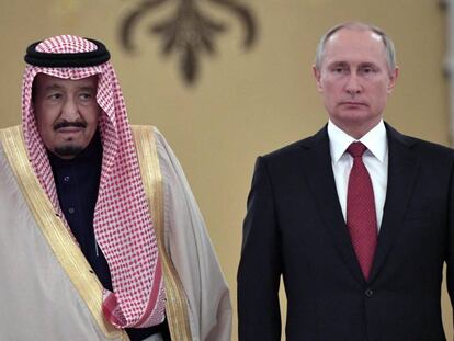 El presidente ruso, Vlad&iacute;mir Putin (d), recibe al rey de Arabia Saud&iacute;, Salman bin Abdelaziz (i), durante su visita en el Klemlin, este jueves 5 de octubre.