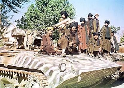 Varios milicianos talibán, sentados en un tanque cerca de Kabul.
