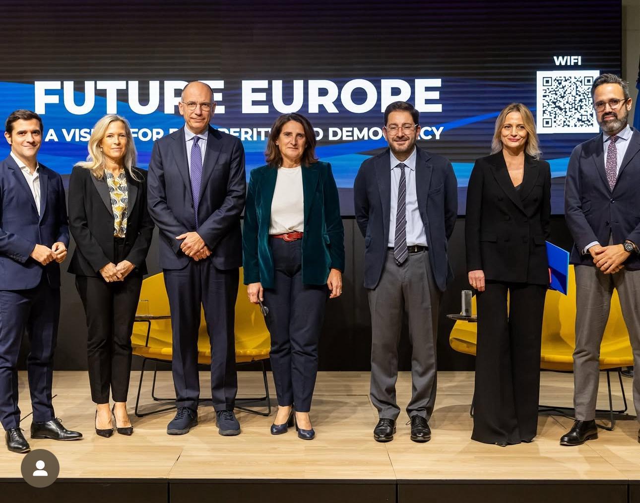 Teresa Ribera, vicepresidenta ejecutiva de la Comisión Europea para la Transición Limpia, y Enrico Letta, decano de la School of Politics, Economics and Global Affairs de IE University, junto a otros participantes en el debate organizado por el Center for