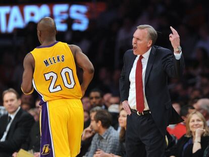 El t&eacute;cnico Mike D&#039;Antoni da instrucciones durante el partido.