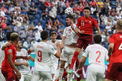 El centrocampista de Suiza Ruben Vargas (tercero derecha) disputa el balón ante el defensa Aymeric Laporte (centro izquierda) durante el partido de cuartos de final de la Eurocopa 2020 entre Suiza y España.