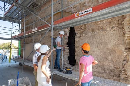 Los técnicos han abierto este jueves una de las cámaras en el interior izquierdo del arco de la Macarena qué servía al cuerpo de guardia que controlaba el paso y que permanecía tapiada, al menos, desde finales del siglo XIX.