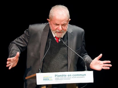 Lula ao receber prêmio em Paris.