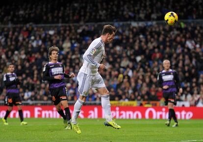 Bale marca el primer tanto de la noche.