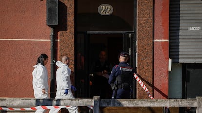 Miembros de la Ertzaintza e investigadores en el domicilio donde se ha perpetrado el crimen.