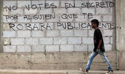 Un joven camina por Tlapa de Comonfort, Guerrero.