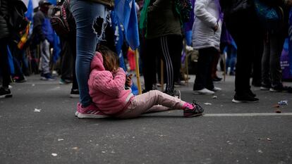 Una niña usa un móvil durante una manifestación en Buenos Aires, en 2022.