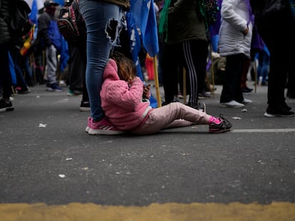 Una niña usa un móvil durante una manifestación en Buenos Aires, en 2022.