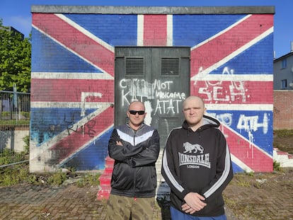 Wesley y Andrew, dos vecinos de Shankill Road (Belfast), el sábado.