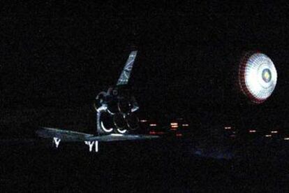 El transbordador toma tierra en la base Edwards en California con la ayuda de un paracaídas de frenado.