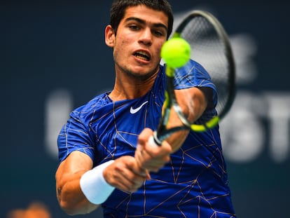 Carlos Alcaraz devuelve de revés durante la final del domingo contra Ruud en Miami.