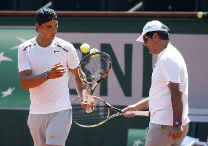 Rafa Nadal y Toni Nadal, en un entrenamiento de Roland Garros.