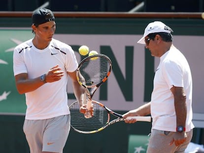 Rafa Nadal y Toni Nadal, en un entrenamiento de Roland Garros.