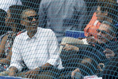 Barack Obama y Raúl Castro bromean durante el partido.