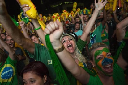 Manifestantes comemoram a abertura do processo de impeachment no dia 17, em S&atilde;o Paulo.