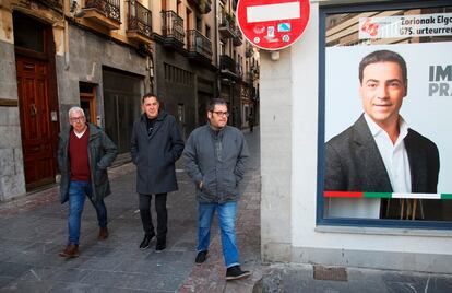 El líder de Bildu (centro), Arnaldo Otegi, a su llegada este domingo al centro cultural de Elgoibar momentos antes de votar en las elecciones vascas. 