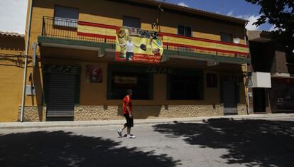 Un cartel de Iniesta con la Copa del Mundo preside una de las calles de Fuentealbilla, ciudad natal del mediocentro del Barcelona.