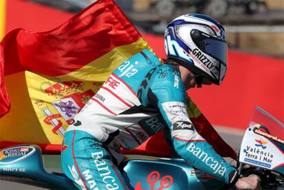 Pol Espargaró celebra el triunfo con una bandera de España.