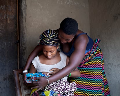 Mattru, distrito de Bonthe (Sierra Leona). Mujeres en una reunión del 'Club de Madres' de Mattru, que se creó con el fin de concienciar sobre temas de salud materno-infantil.