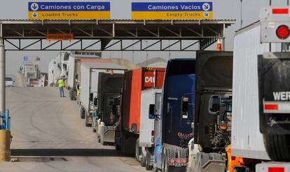Decenas de camiones hacen espera en Tijuana para franquear la frontera entre México y EE UU.