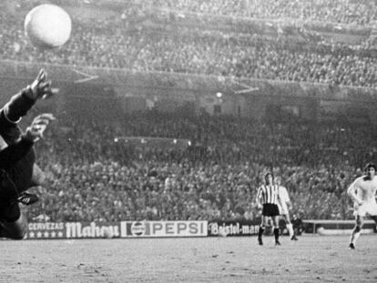 Una parada de Irobar en el Bernabéu, a disparo de Santillana. Al fondo, Escalza y Jensen.