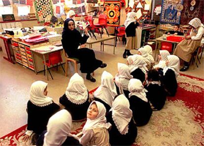 Zohra Nazir imparte clases en una escuela islámica de primaria en el norte de Londres.