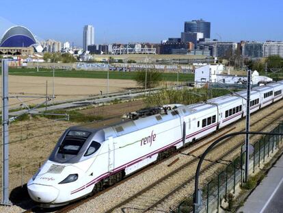 El AVE saliendo de la estación de Valencia. 