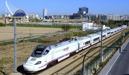 El AVE saliendo de la estación de Valencia. 