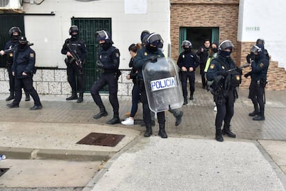 Agentes de la Policía Nacional salen con una detenida en un bloque de la barriada gaditana del Saladillo en Algeciras.