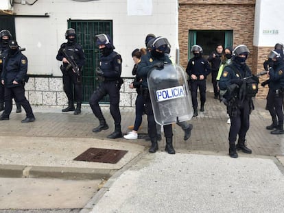  Agentes de la Policía Nacional salen con una detenida en un bloque de la barriada gaditana del Saladillo en Algeciras.